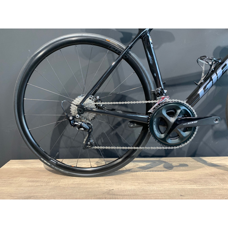 VELO DE ROUTE LEGER CARBONE GIANT TCR FREINS A DISQUE HYDRAULIQUE