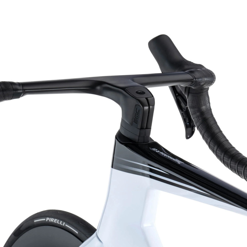 VELO ROUTE CARBONE BMC TEAMMACHINE R 01 FIVE SHIMANO 105 DI2 FREINS A DISQUE HYDRAULIQUE