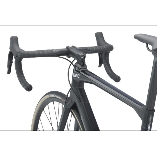 VELO ROUTE EN CARBONE BMC ROADMACHINE FIVE  SHIMANO 105 FREINS A DISQUE HYDRAULIQUE